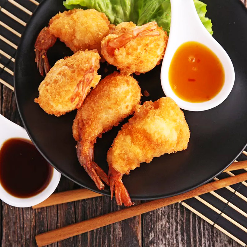 Assiette de beignets de crevettes frits façon japonaise