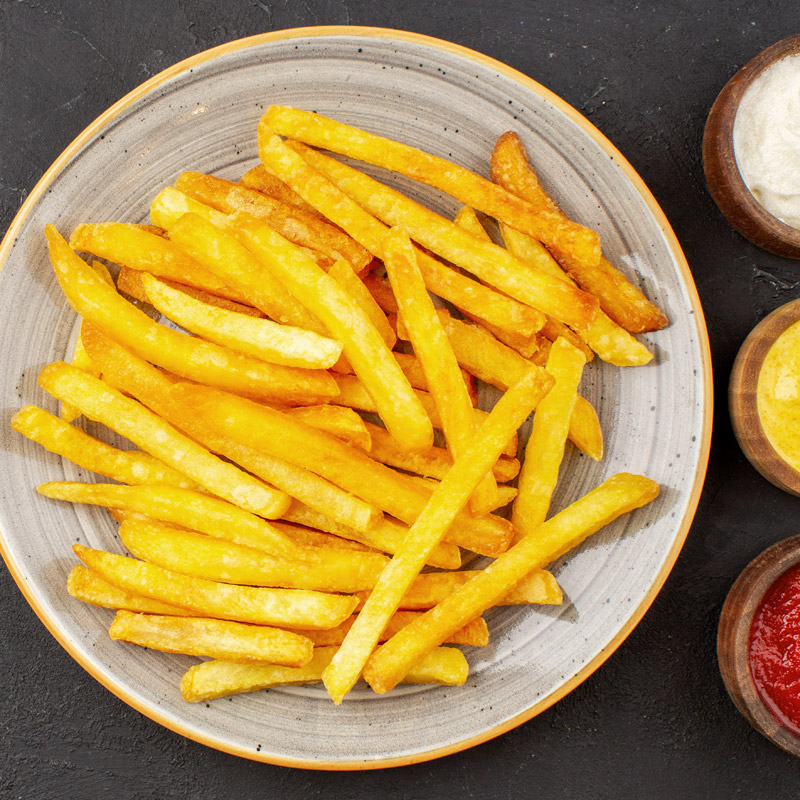 Friture de pommes de terre - Frites dans une assiette de restaurant